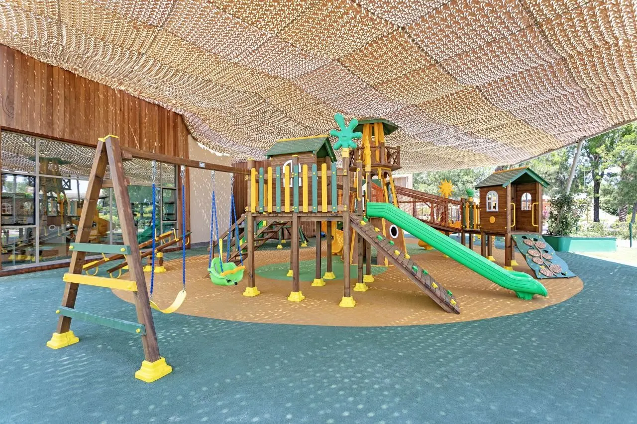 Titanic Deluxe Lara — TITANIC DELUXE LARA