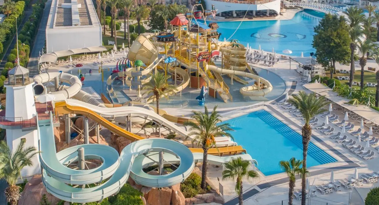 Titanic Deluxe Lara — TITANIC DELUXE LARA