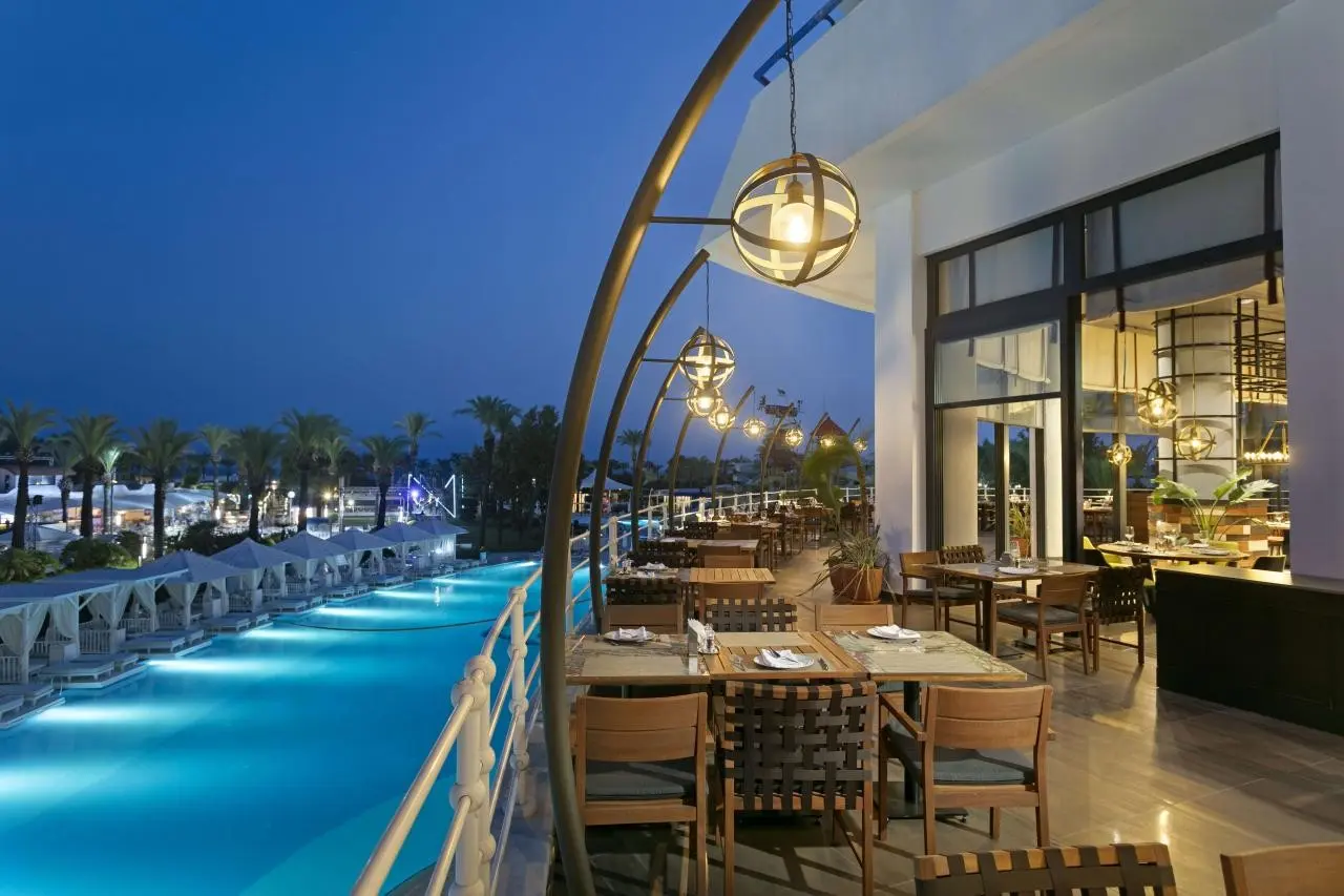 Titanic Deluxe Lara — TITANIC DELUXE LARA