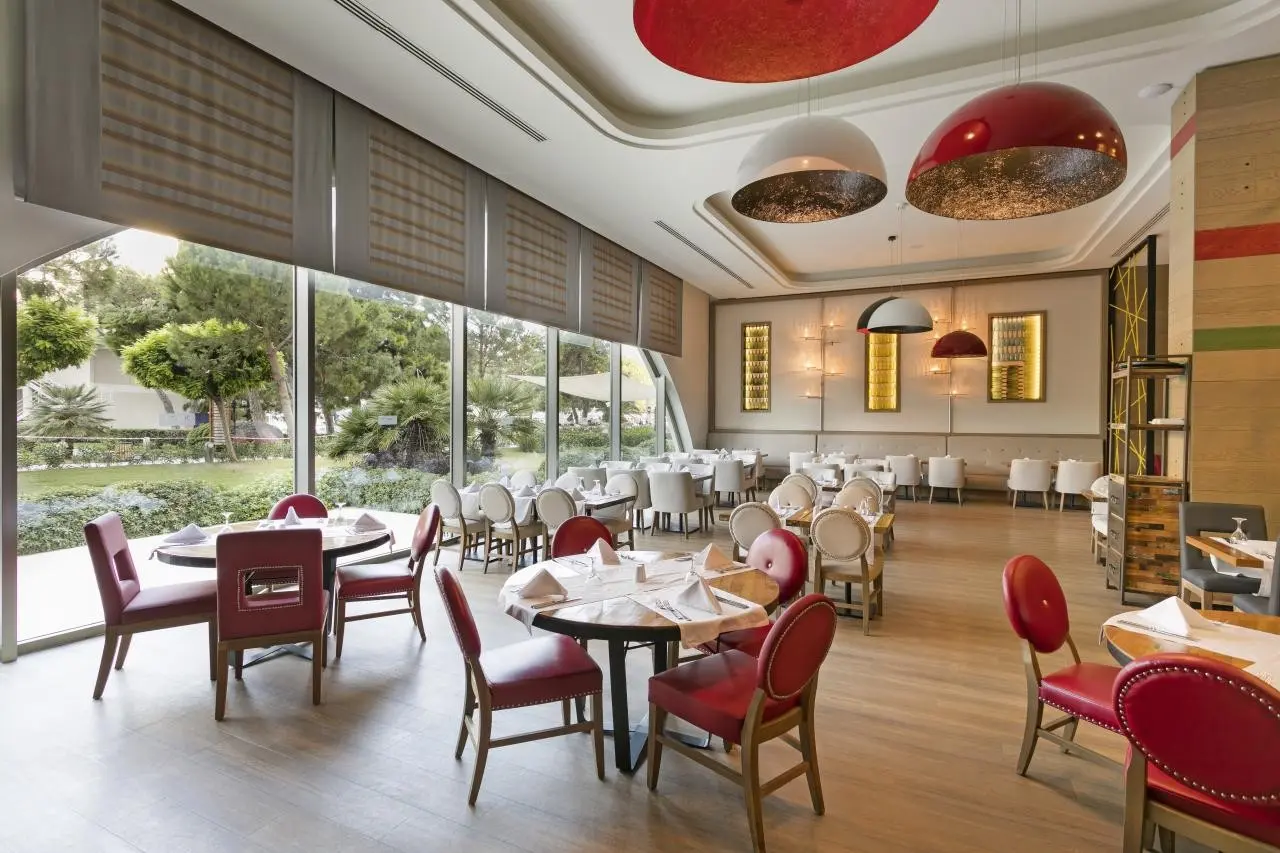 Titanic Deluxe Lara — TITANIC DELUXE LARA