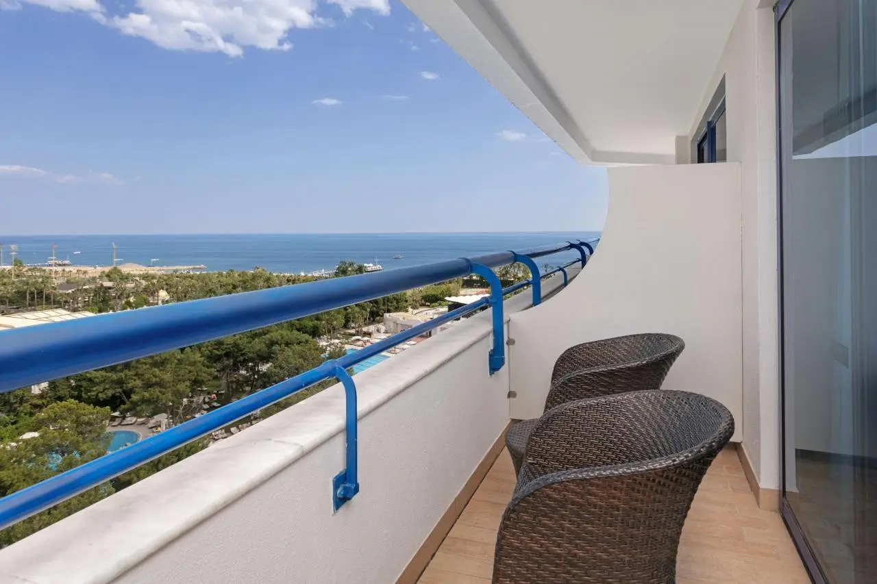 Titanic Deluxe Lara — TITANIC DELUXE LARA