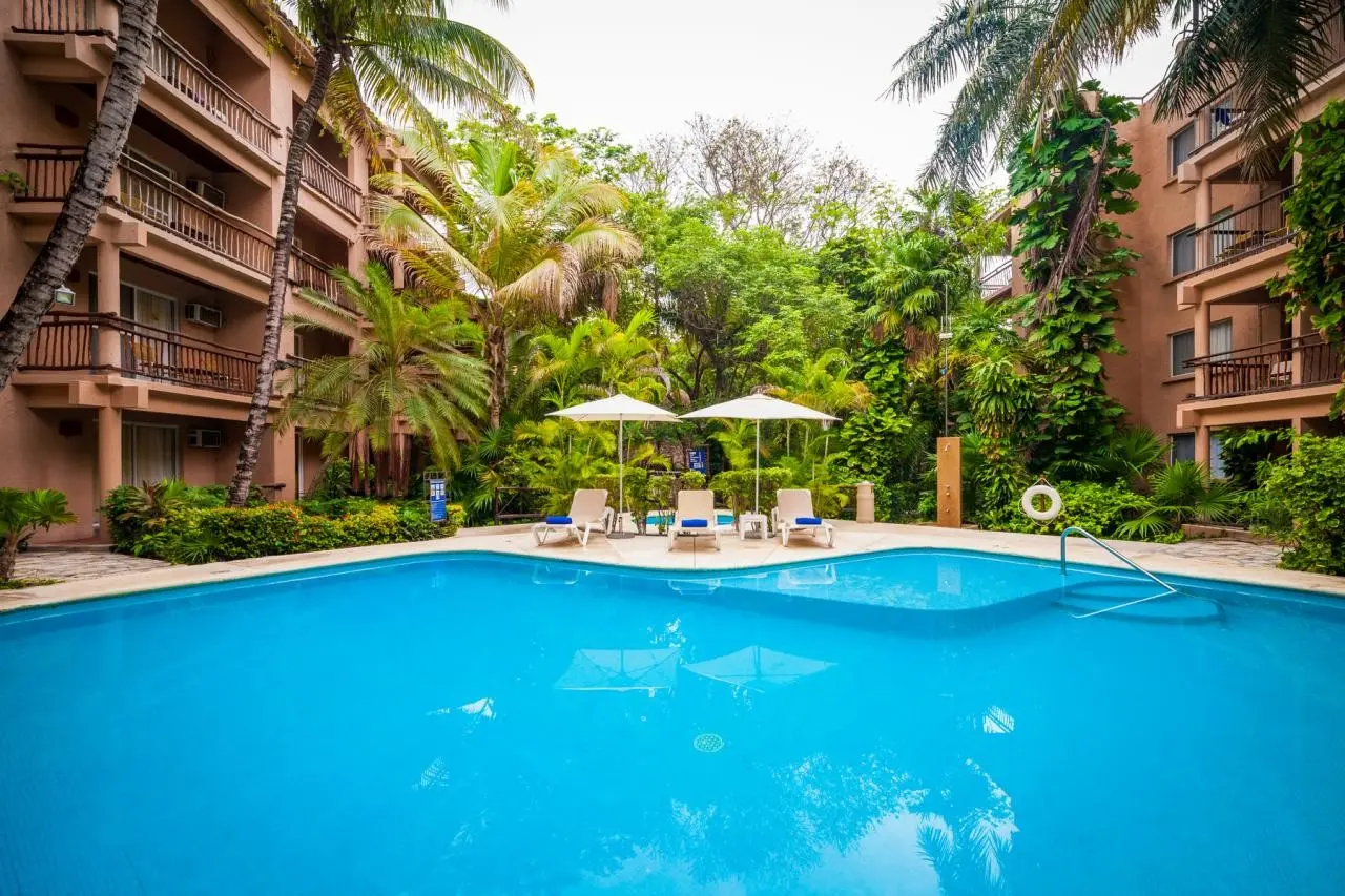 Basen w hotelu Tukan Hotel Playa Del Carmen