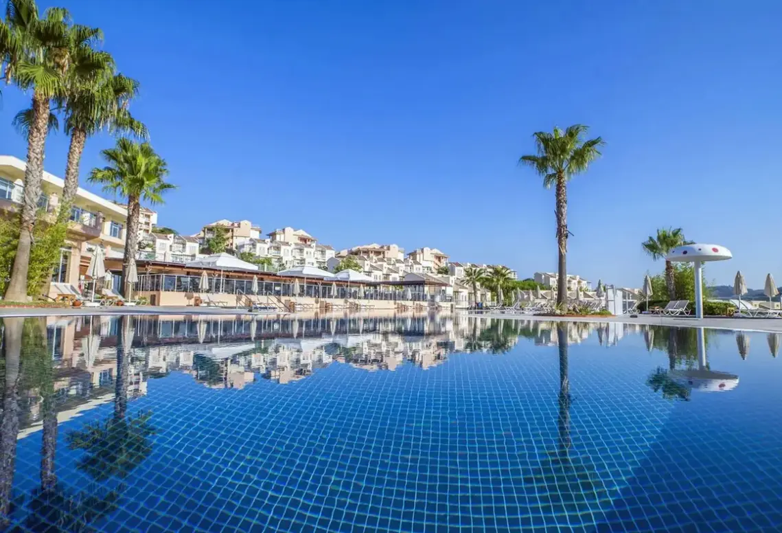 Basen w hotelu Unique Residence Hotel Golf and Spa