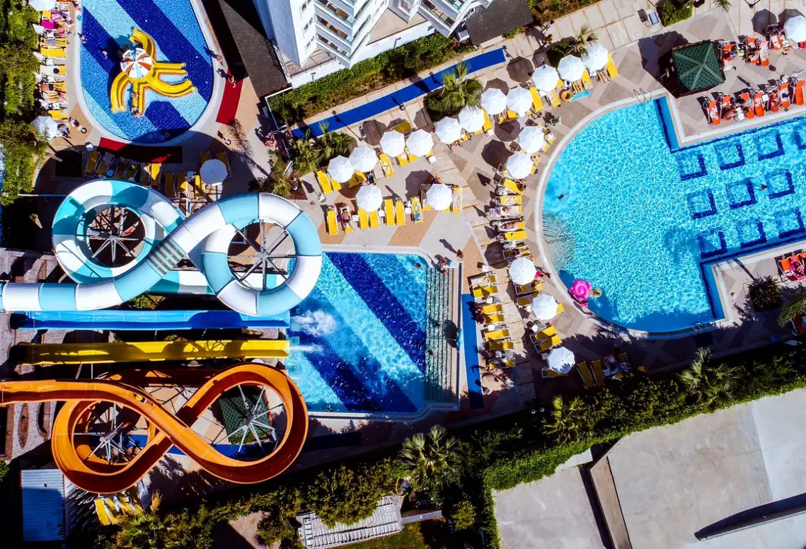 Basen w hotelu Wyndham Garden Lara