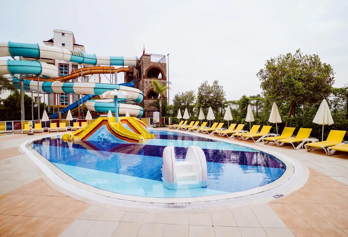 Basen w hotelu Wyndham Garden Lara