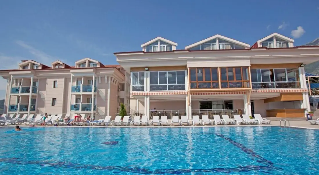 Basen w hotelu Aes Club
