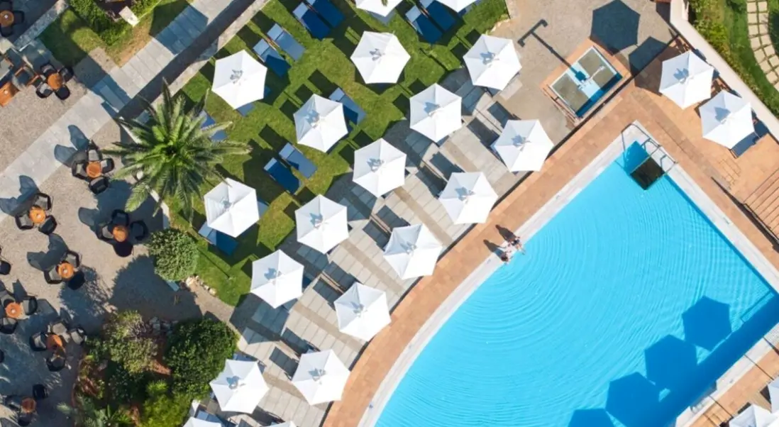 Basen w hotelu Agapi Beach Resort