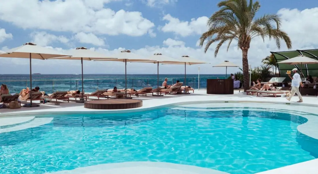 Basen w hotelu Ama Ibiza Beachfront Suites