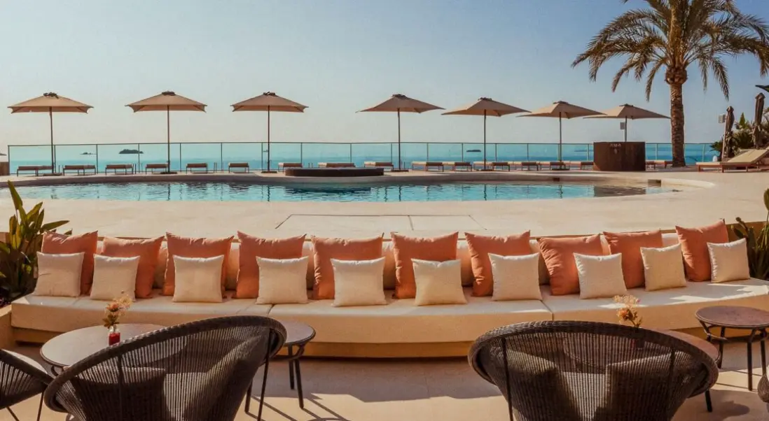 Basen w hotelu Ama Ibiza Beachfront Suites