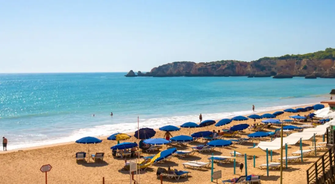Plaża przy hotelu Aparthotel Jardim do Vau