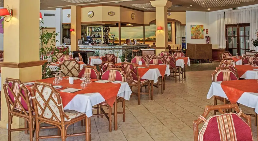 Restauracja i jedzenie w hotelu Aparthotel Jardim do Vau