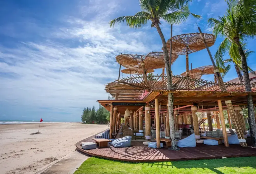 Plaża przy hotelu Apsara Beachfront Resort & Villa