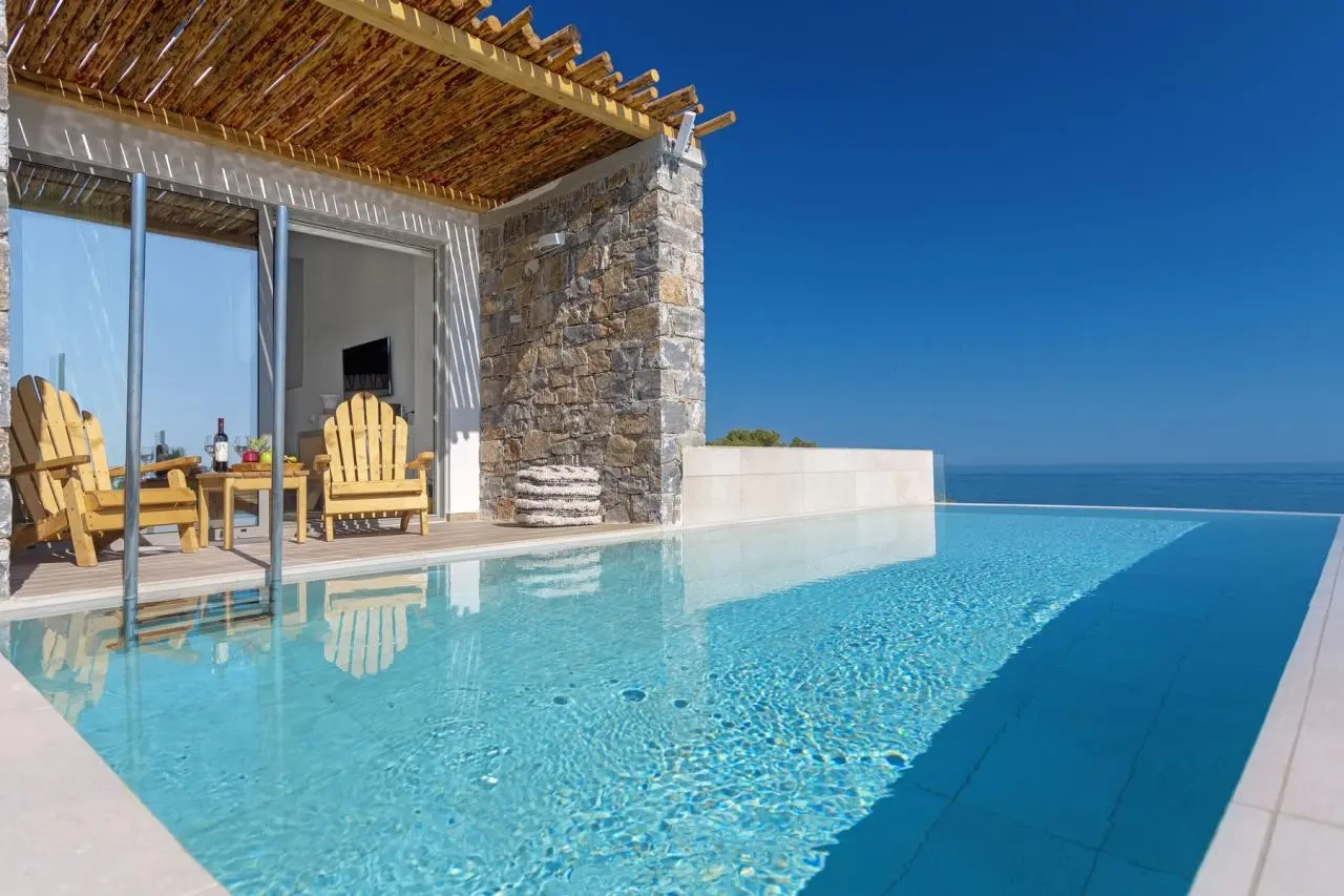 Basen w hotelu Atermono Boutique Resort