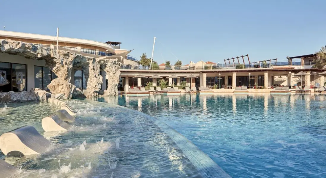 Basen w hotelu Atlantica Caldera Palace