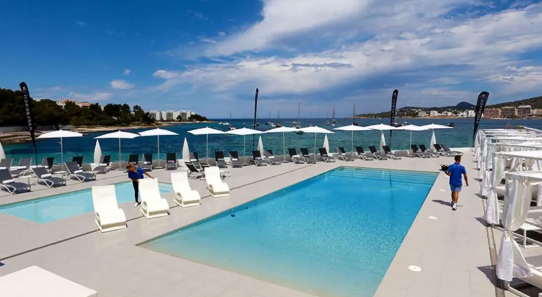 Basen w hotelu Axel Beach Ibiza - Adults Only