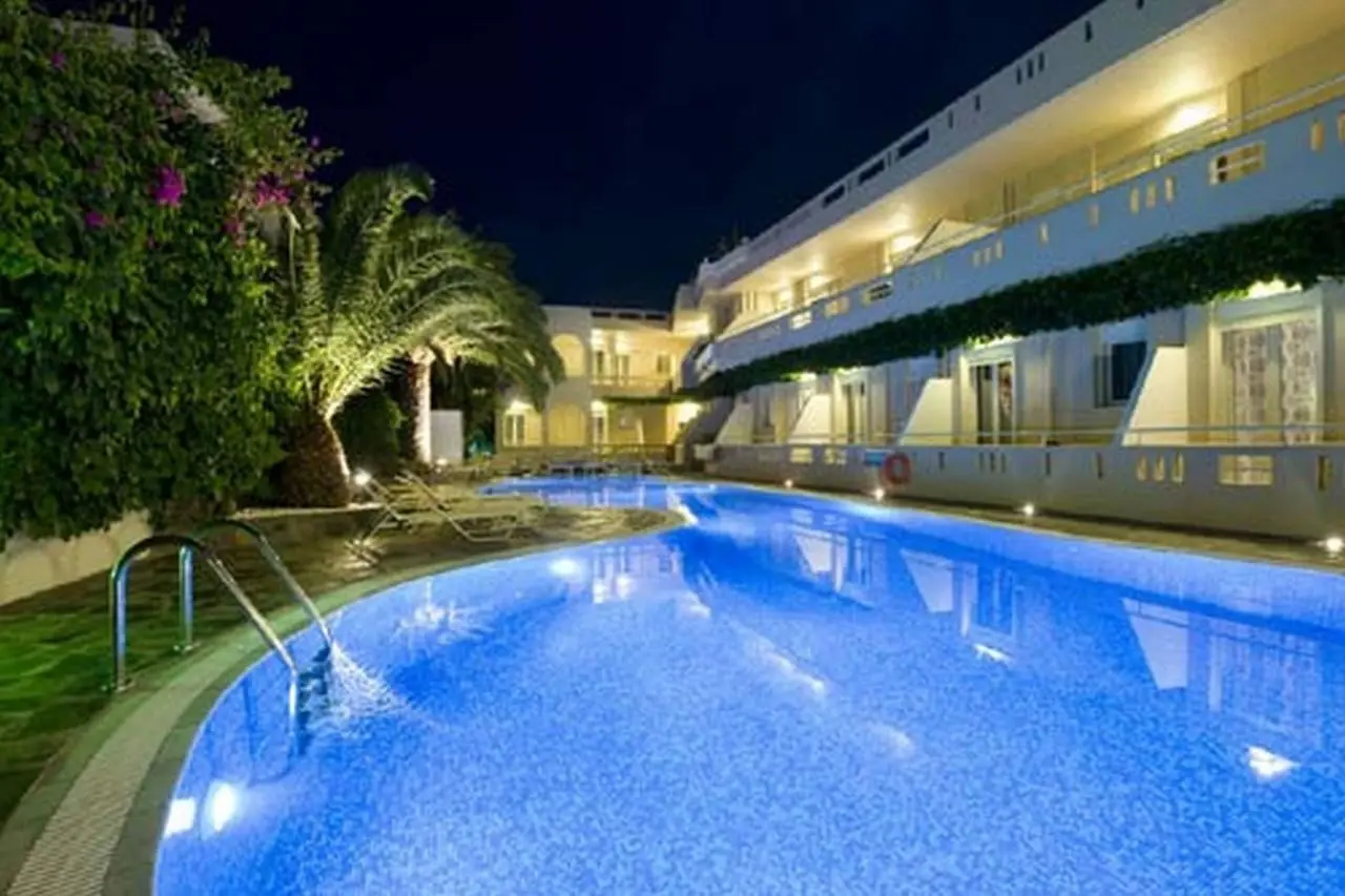 Basen w hotelu Axos Hotel