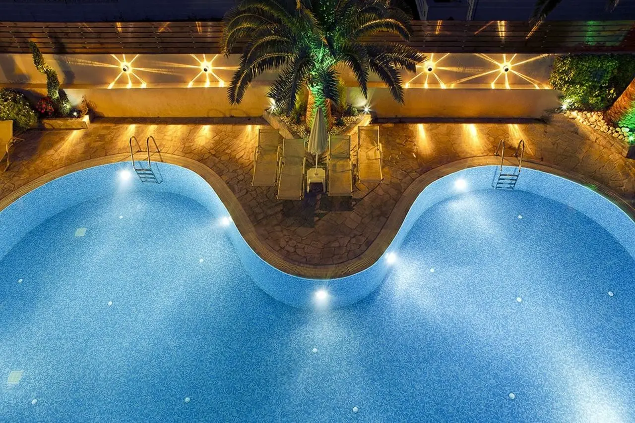Basen w hotelu Axos Hotel
