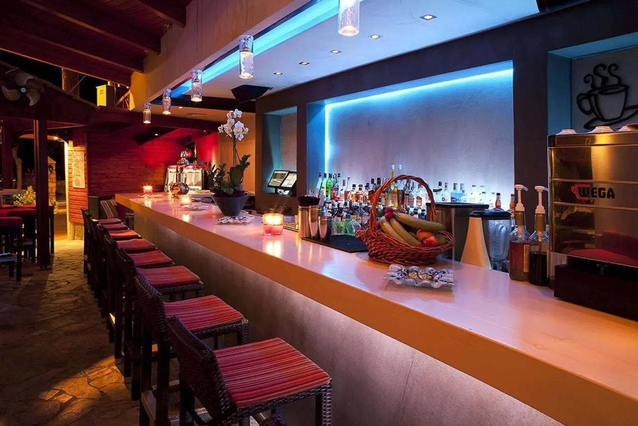 Restauracja i jedzenie w hotelu Axos Hotel