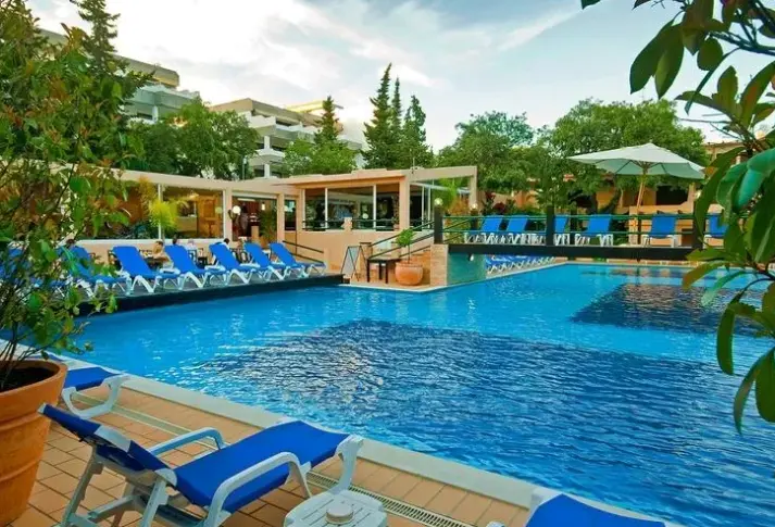 Basen w hotelu Balaia Mar