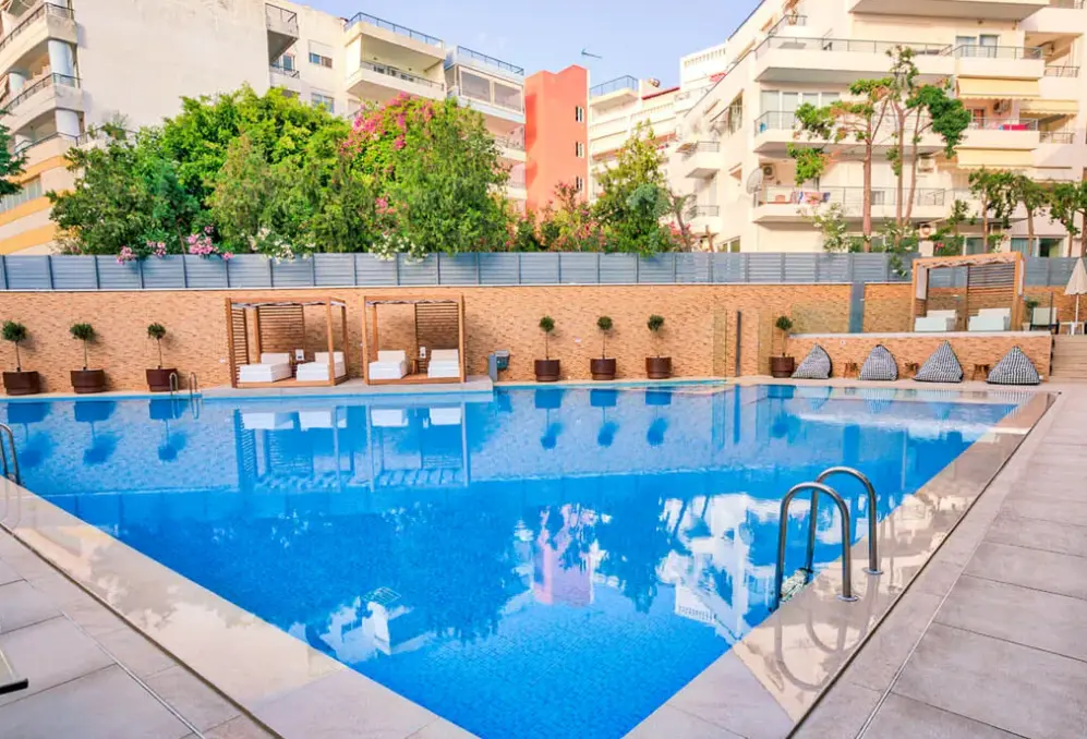 Basen w hotelu Bio Suites Hotel