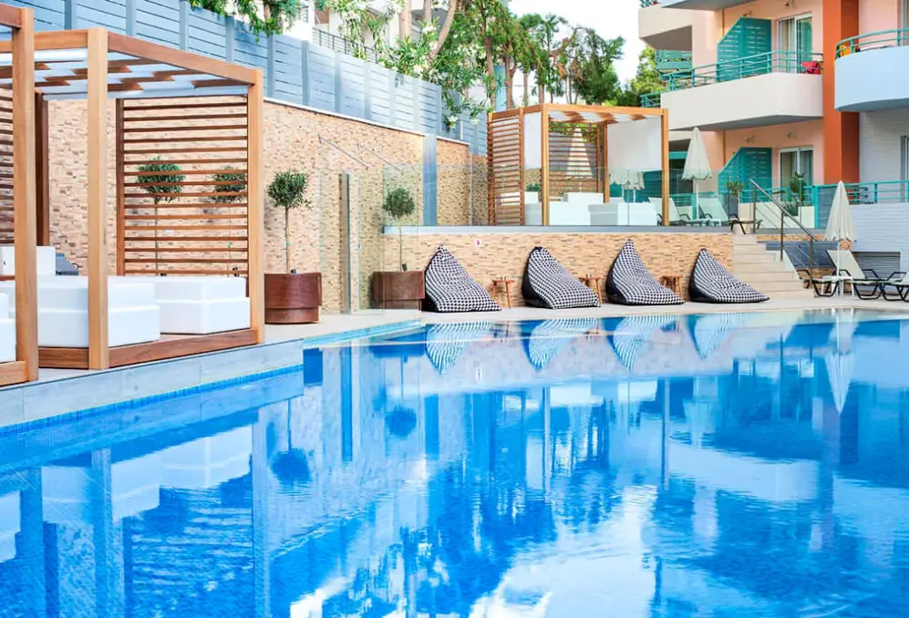 Basen w hotelu Bio Suites Hotel