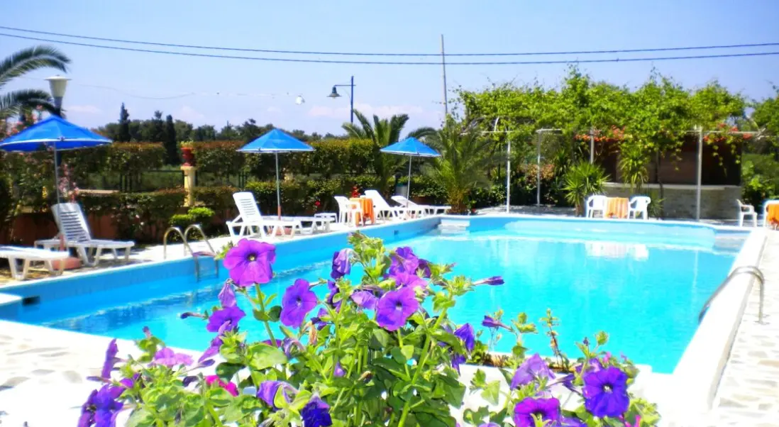 Basen w hotelu Brati Arcoudi