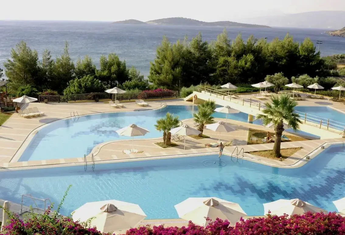 Basen w hotelu Candia Park Village