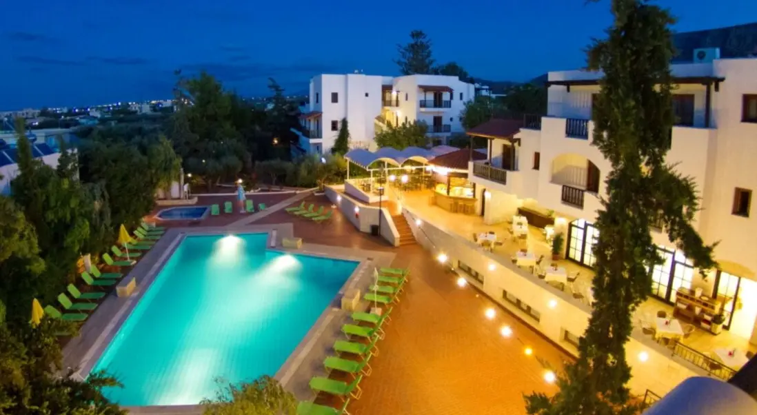 Basen w hotelu Club Lyda