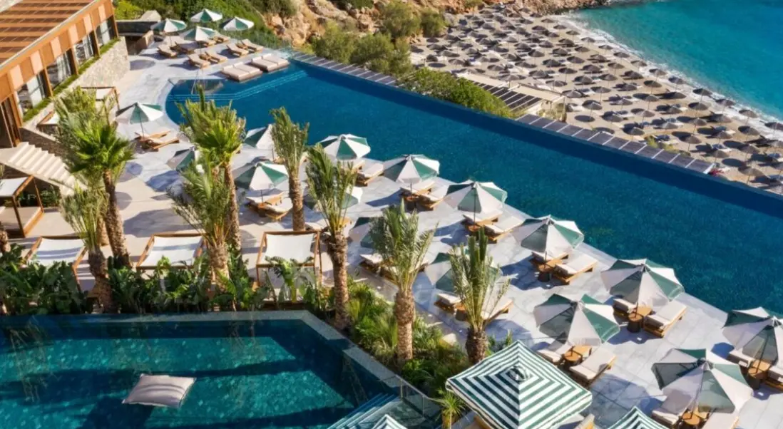 Basen w hotelu Daios Cove Resort & Luxury Villas