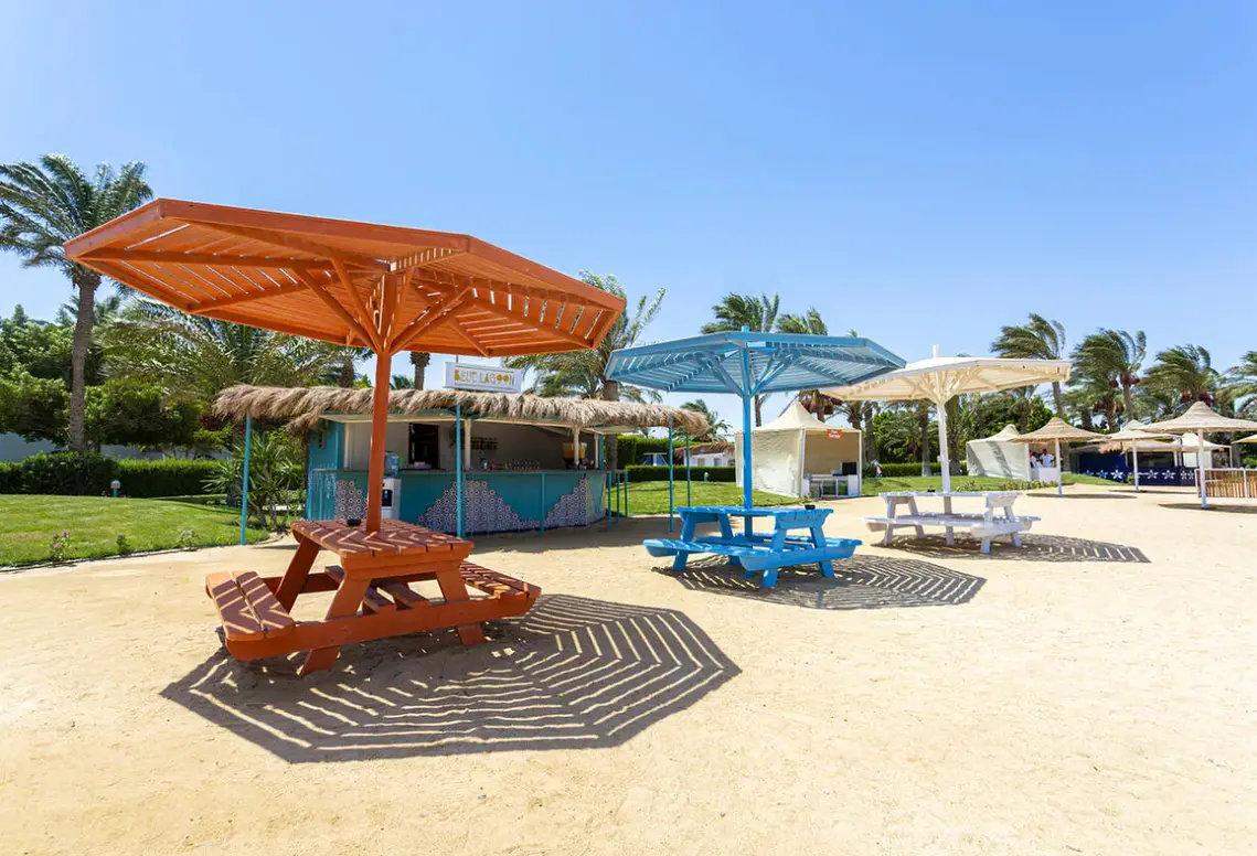 Plaża przy hotelu Desert Rose Resort