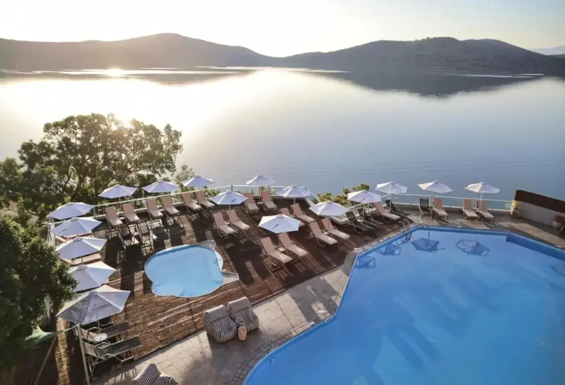 Basen w hotelu Domes Aulus Elounda, Curio Collection by Hilton