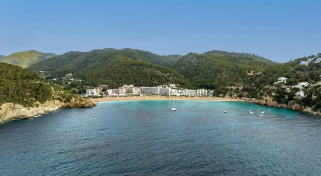 Plaża przy hotelu El Somni Ibiza Dream Hotel by Grupotel