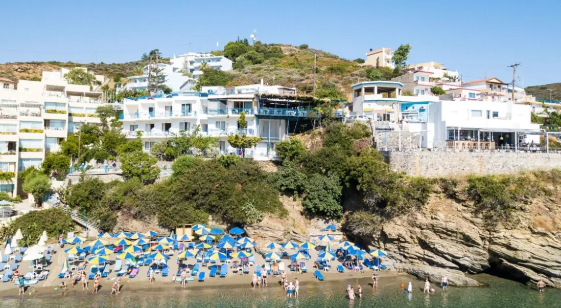 Plaża przy hotelu Filion Suite Resort & Spa