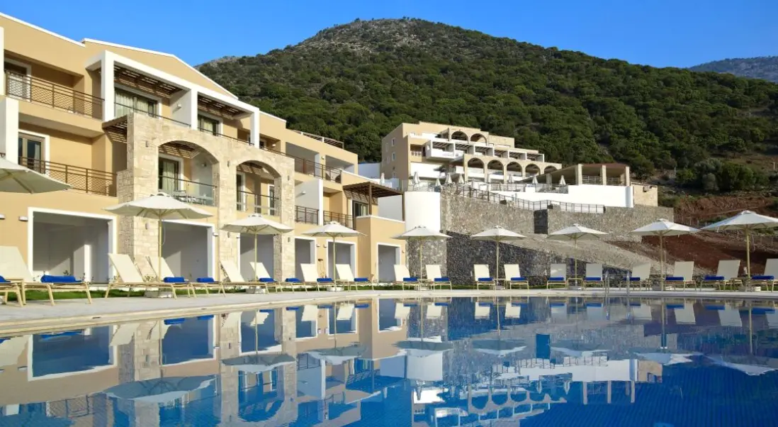 Basen w hotelu Filion Suite Resort & Spa