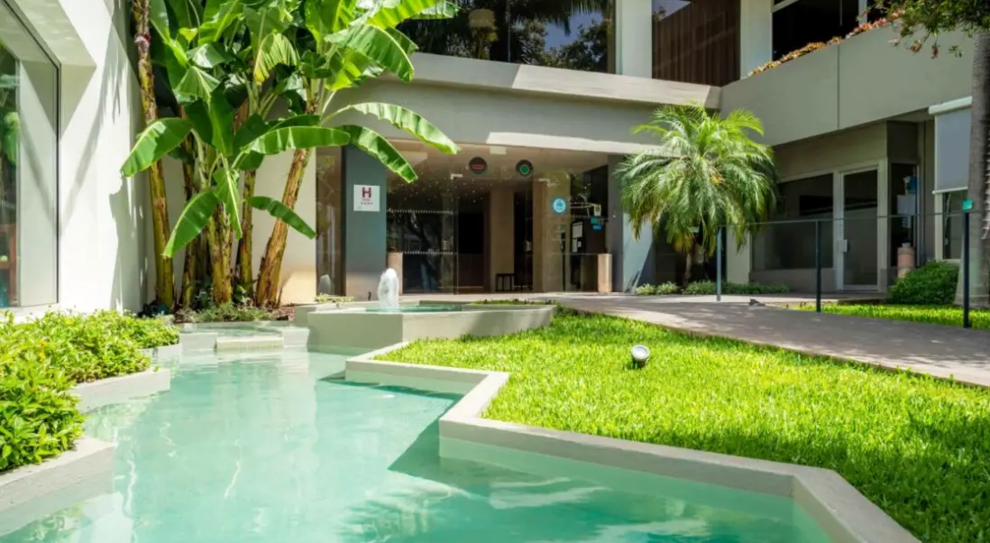 Basen w hotelu Girassol - Suite Hotel