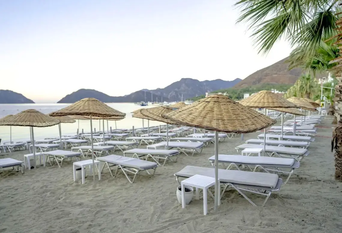 Plaża przy hotelu Golden Rock Beach Hotel