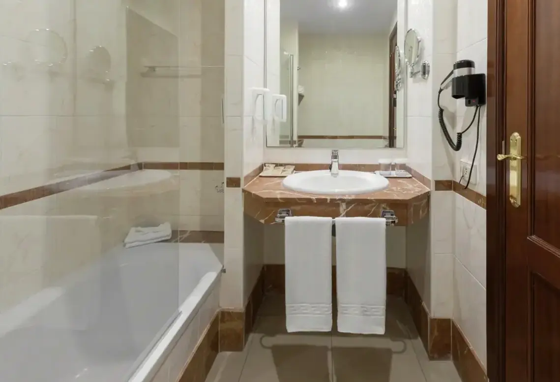 Łazienka w pokoju hotelu Gran Rey