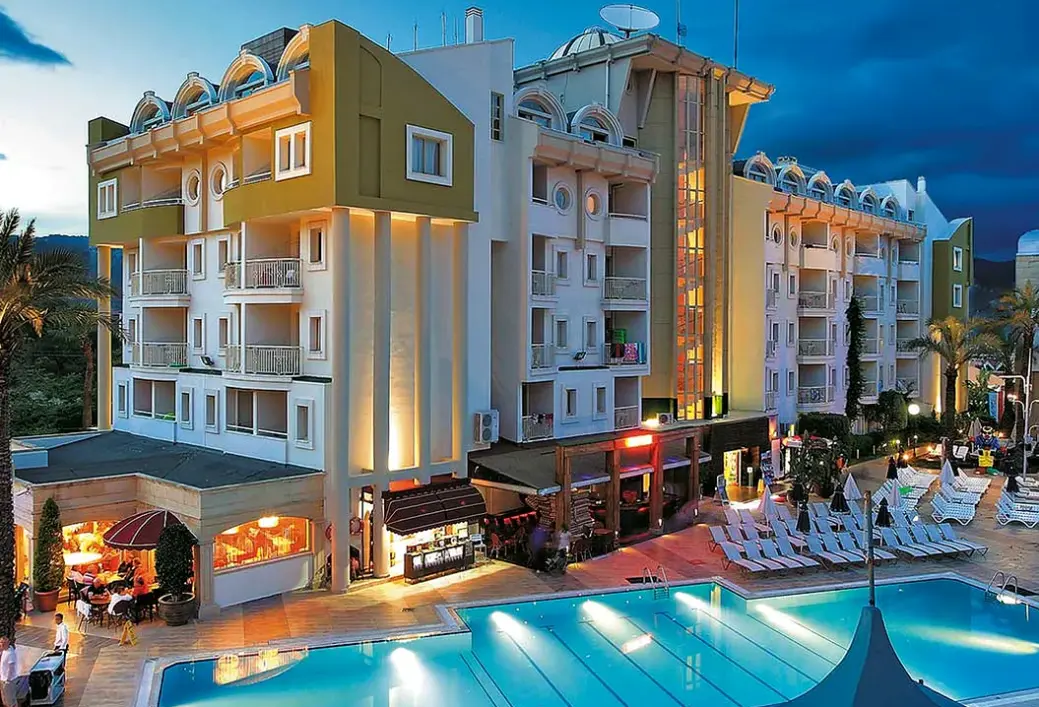 Basen w hotelu Grand Cettia