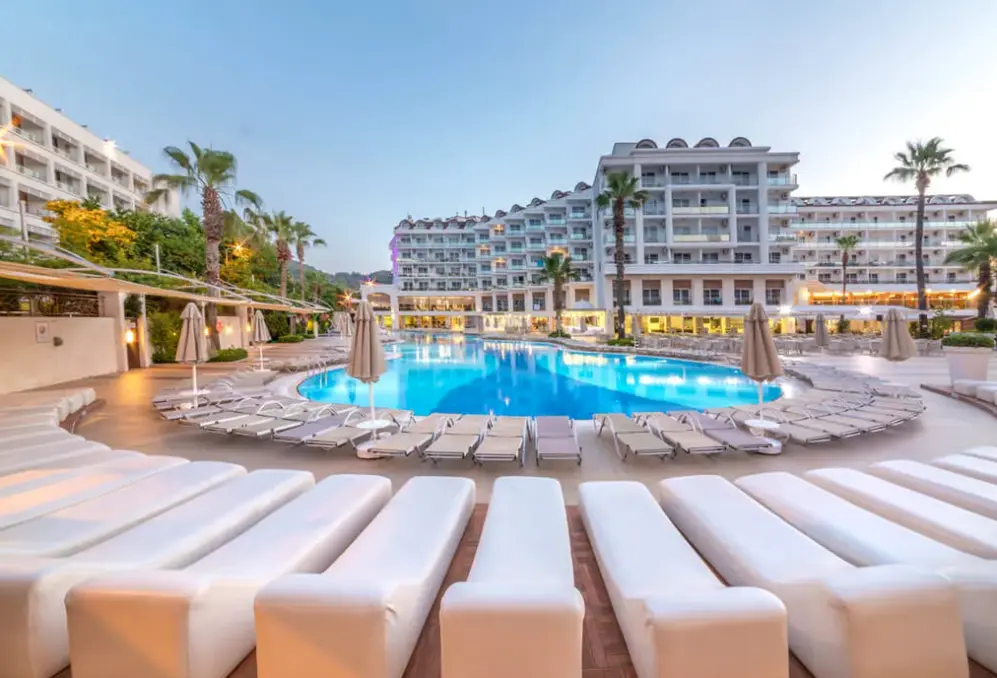 Basen w hotelu Grand Ideal Premium Hotel