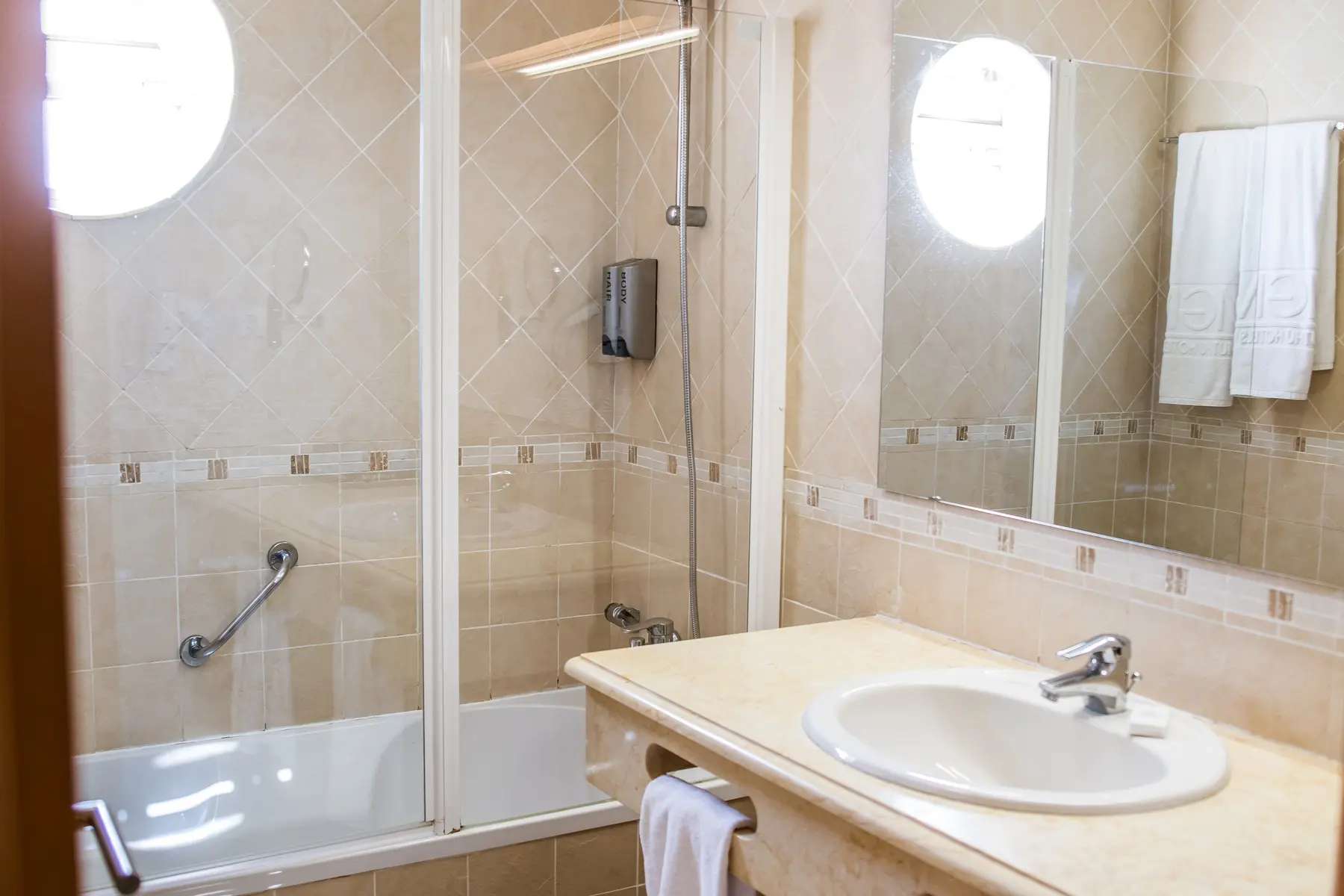Łazienka w pokoju hotelu Grand Muthu Forte Do Vale