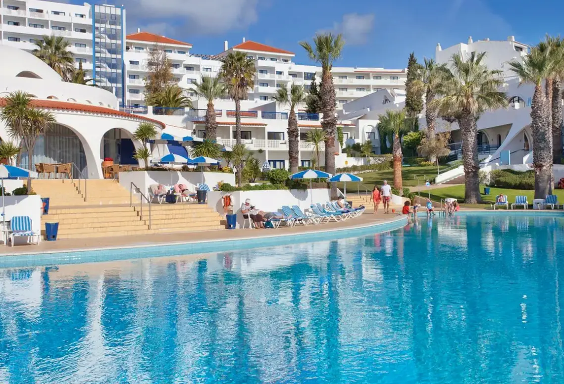 Basen w hotelu Grand Muthu Oura View Beach Club