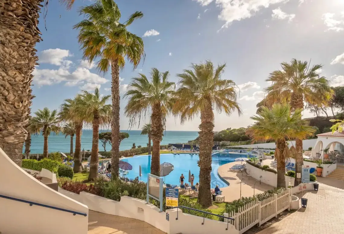Basen w hotelu Grand Muthu Oura View Beach Club
