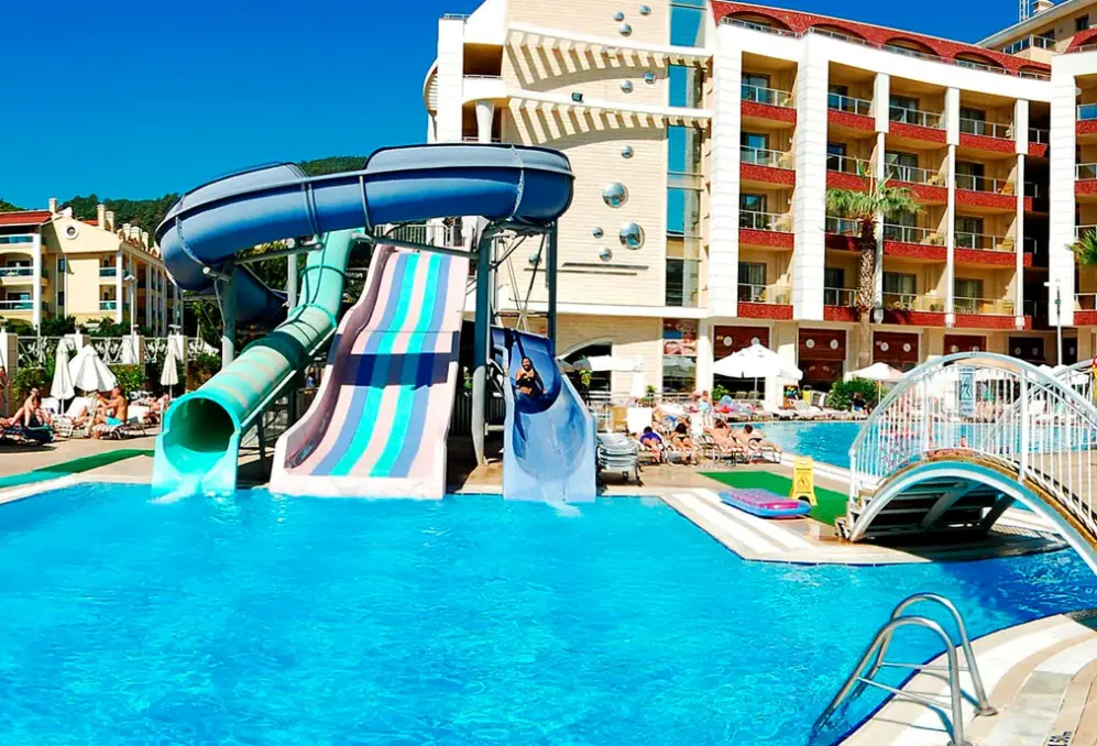 Basen w hotelu Grand Pasa