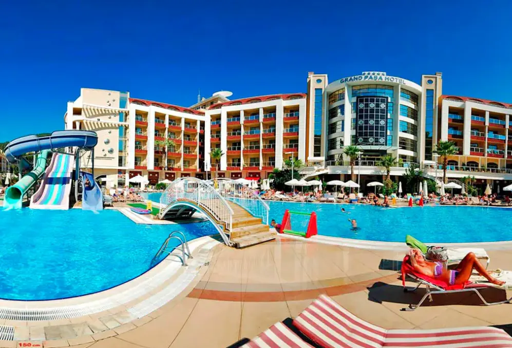 Basen w hotelu Grand Pasa