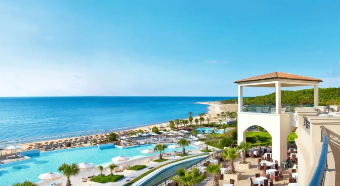 Widok z hotelu Grecotel La Riviera at Riviera Olympia & Aqua Park