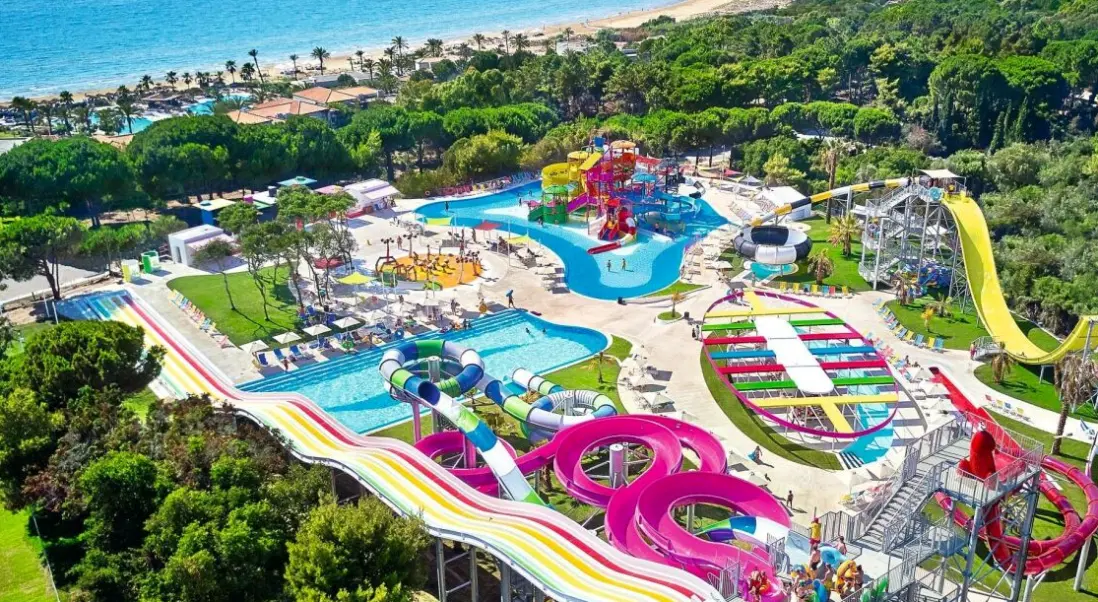 Basen w hotelu Grecotel La Riviera at Riviera Olympia & Aqua Park
