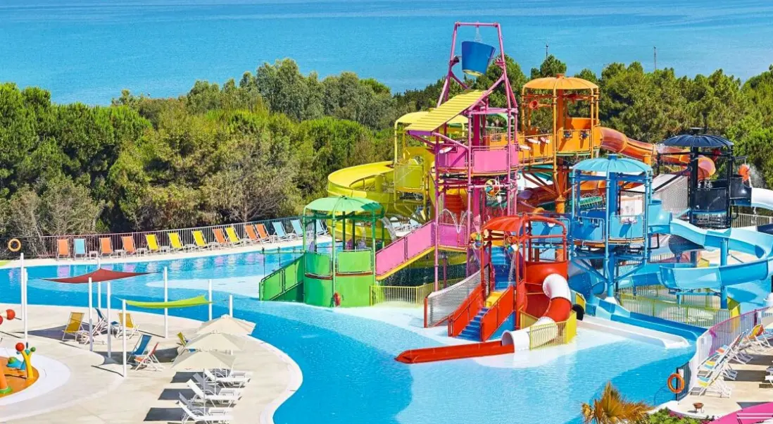 Basen w hotelu Grecotel La Riviera at Riviera Olympia & Aqua Park