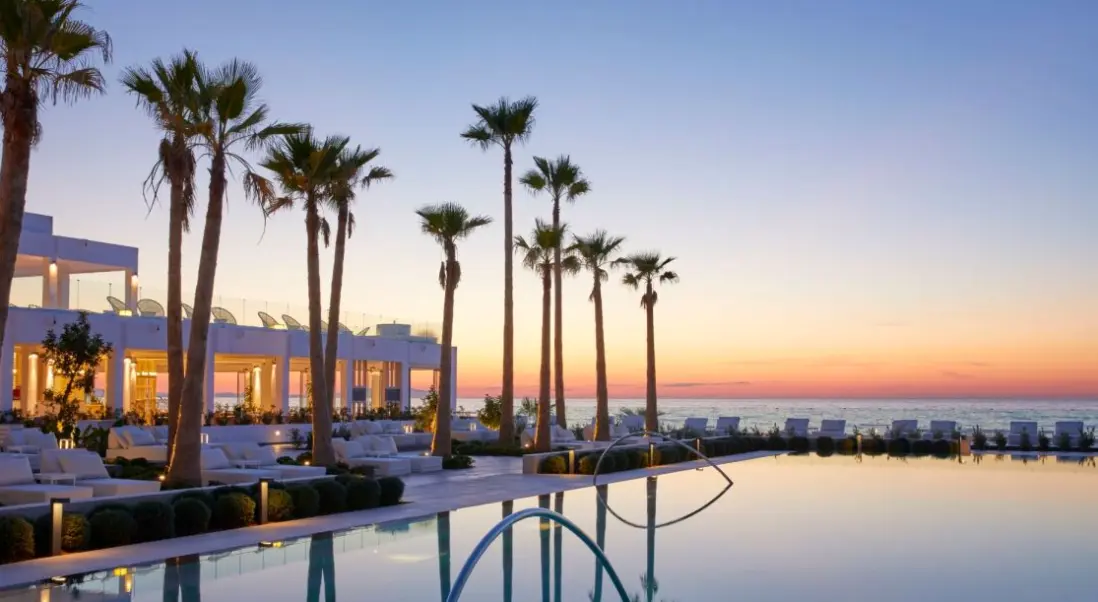 Basen w hotelu Grecotel Lux.Me White