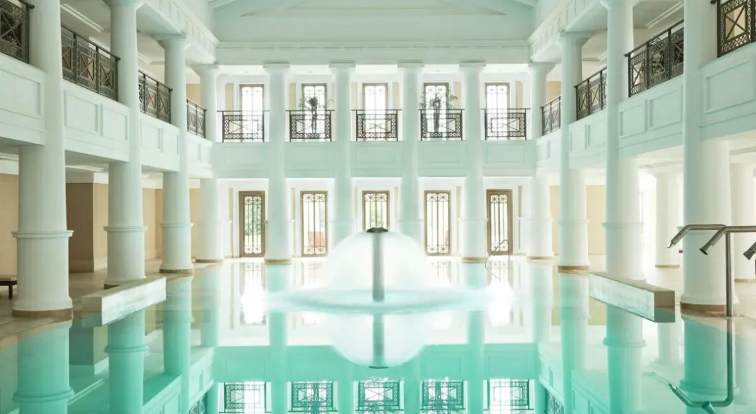 Basen w hotelu Grecotel Luxme Palms at Riviera Olympia & Aqua Park