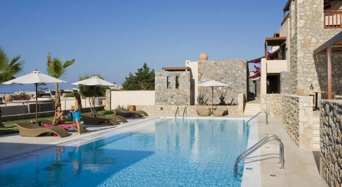 Basen w hotelu Ikaros Beach Resort & Spa